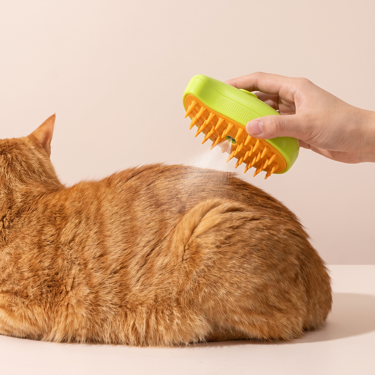 Silicone teeth that lift fur, not skin